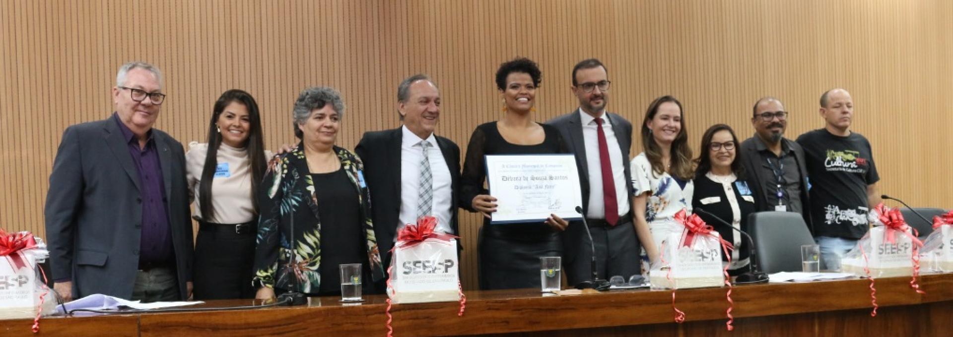 Docente da FEnf recebe Diploma "Ana Nery"