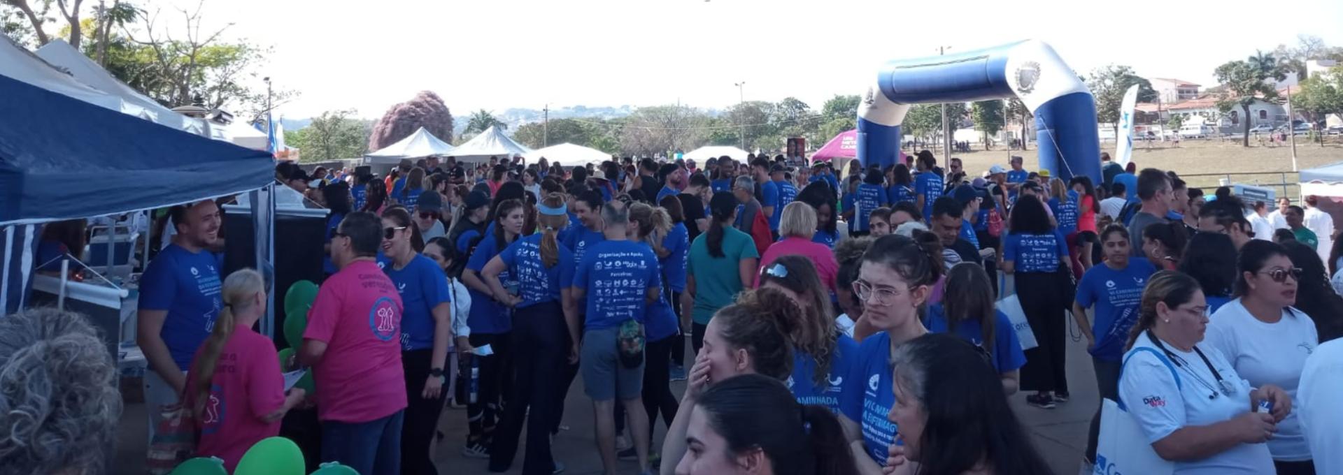 Foto da platéia onde mais de 700 pessoas participam da 6ª Caminhada da Enfermagem