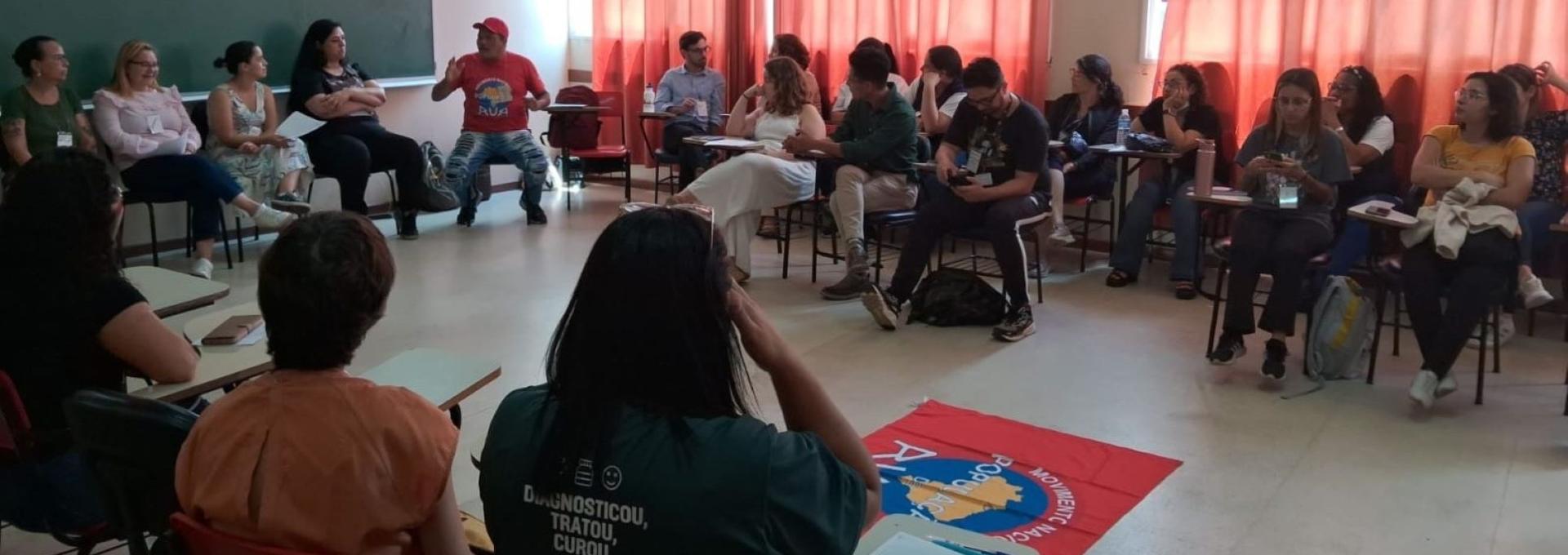 Docente e alunos da FEnf participam de seminário sobre pessoas em situação de rua 